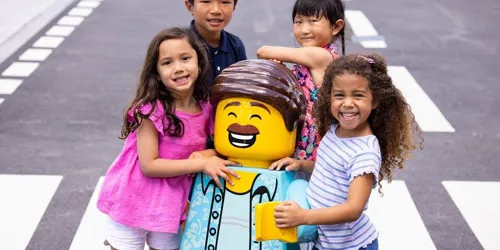 Kids Around LEGO CITY MODEL (1)